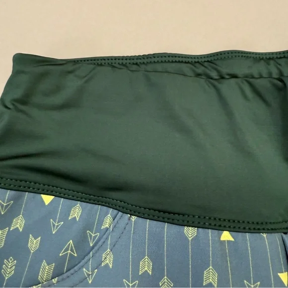 NWT $98!  SHREDLY arrow print active shorts, 6. - Picture 5 of 7